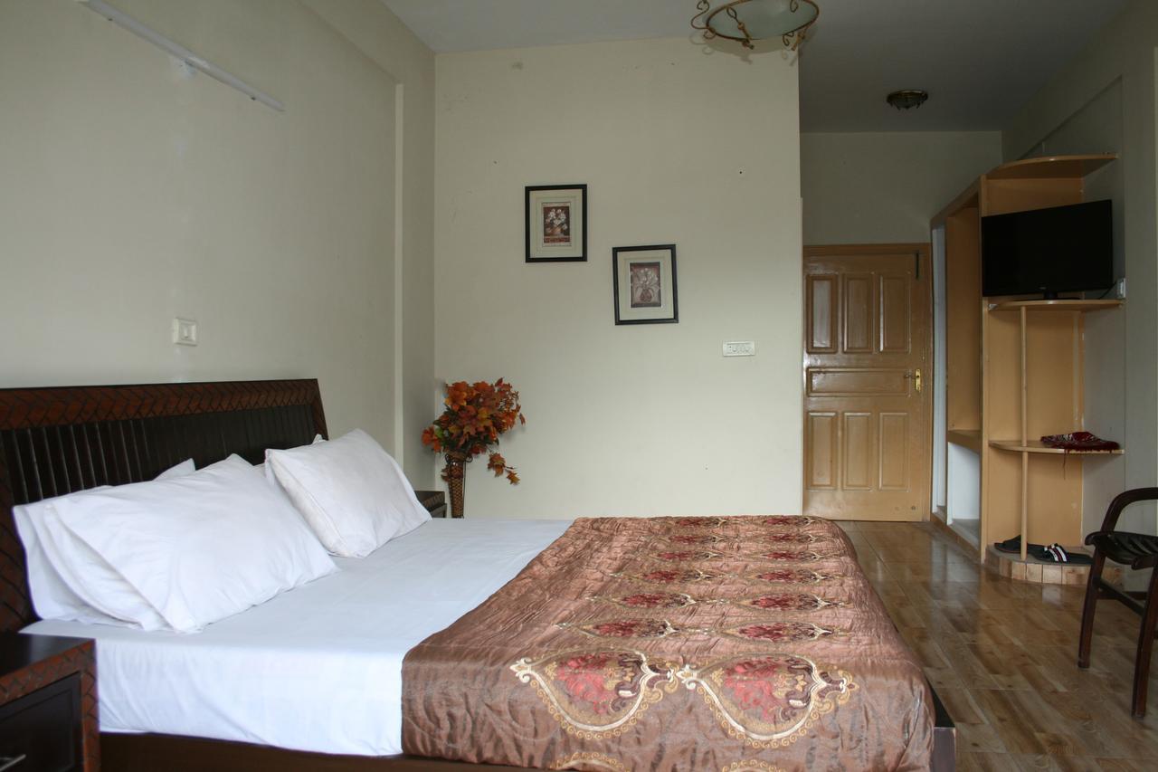 Pine Top Hotels นารัน ภายนอก รูปภาพ