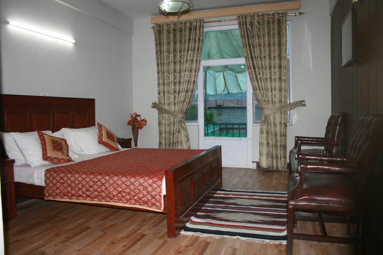 Pine Top Hotels นารัน ภายนอก รูปภาพ