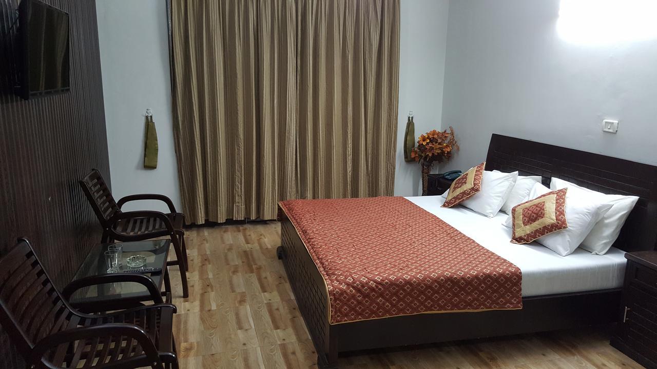 Pine Top Hotels นารัน ภายนอก รูปภาพ