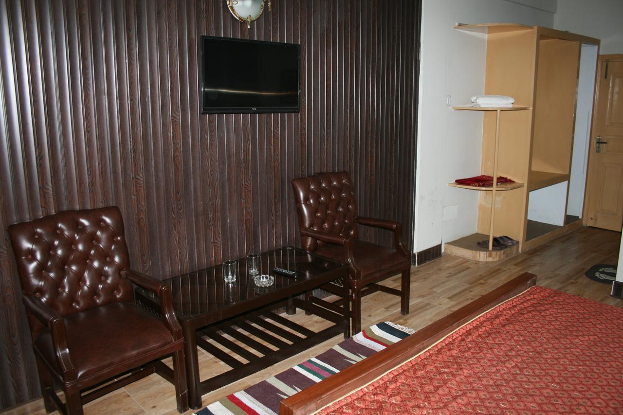 Pine Top Hotels นารัน ภายนอก รูปภาพ