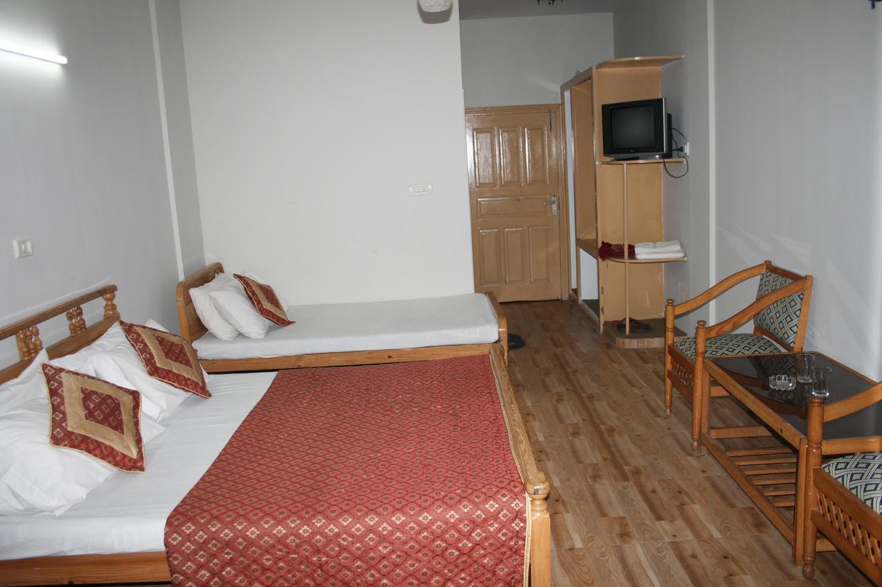 Pine Top Hotels นารัน ภายนอก รูปภาพ