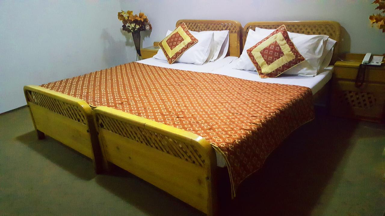 Pine Top Hotels นารัน ภายนอก รูปภาพ