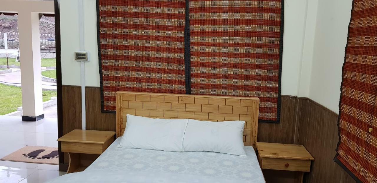 Pine Top Hotels นารัน ภายนอก รูปภาพ